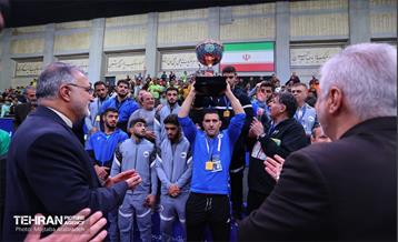 مراسم اهدای کاپ قهرمانی تیم‌های برتر کشتی آزاد توسط شهردار تهران و وزیر ورزش 36