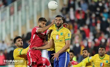 دیدار تیم های فوتبال پرسپولیس تهران و صنعت نفت آبادان 16