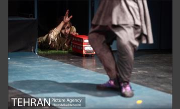 نمایش ماجرای عجیب سگی در شب 9