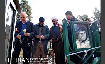 تجلیل از خانواده پنج شهید انقلاب اسلامی 25
