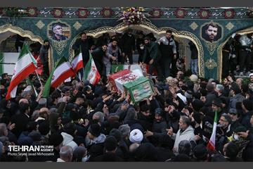 تشییع پیکر ۱۰۰ شهید مردمی و مدافع امنیت در تهران - 3 12