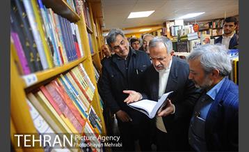 کتابگردی پیروز حناچی سرپرست شهرداری تهران در روز کتاب 48