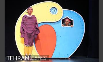 نمایش پاهای خانم هزارپا‎ 15