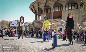 جشن بهار اولی‌ها با عروسک‌های غول پیکر 8