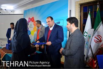 تقدیر از همکاران نویسنده و رونمایى از دوهفته نامه همگامان 24
