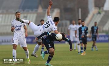دیدار تیم‌های فوتبال پیکان و استقلال 23