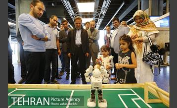 بازدید وزیر راه و شهرسازی از باغ کتاب 16