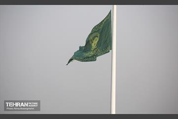 اهتزاز پرچم سبز رضوی بر فراز برج پرچم ایران 36