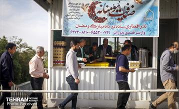 اقامه نماز عید فطر در امامزادگان پنج تن لویزان  2