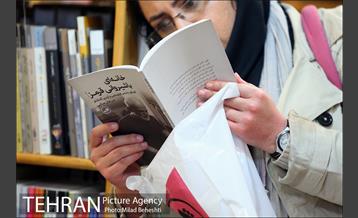 رونمایی و جشن امضای کتاب خانه ای با شیروانی قرمز در نشر ثالث‎ 15