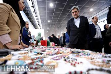 بازدید شهردار تهران از نمایشگاه دستاوردهاى هنرى زنان هنرمند داراى معلولیت 20