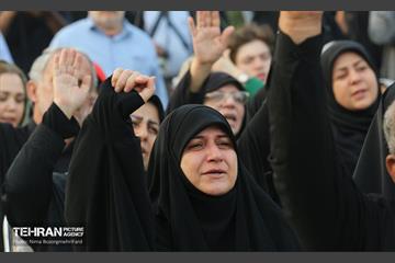 اهتزاز پرچم عزای حسینی بر فراز برج پرچم ایران 11