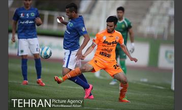 دیدار تیم های فوتبال سایپا و صنعت نفت آبادان