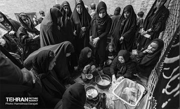 عد از آنکه پدر و مادر خانواده فوت می‌کنند، فرزندان برای سروسامان دادن به وضعیت خانه، برخی وسایل کهنه را دور می‌ریزند که منبر هم جزء آنها بوده است
