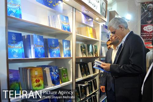 بازدید محمد علی افشانی ار نمایشگاه کتاب 15