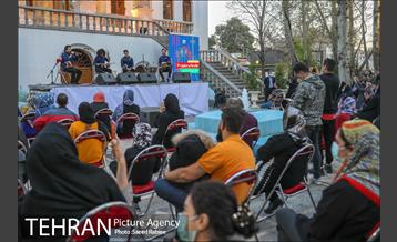 اجرای گروه موسیقی سورنای در باغ فردوس 1