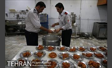 آخرین افطار ماه رمضان در کنار آتش نشانان شهر‎ 7