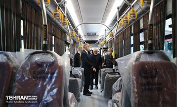 بـازدید شهردار تهران از اتوبوس‌های برقی و ون‌های ویژه جانبازان و معلولان 21