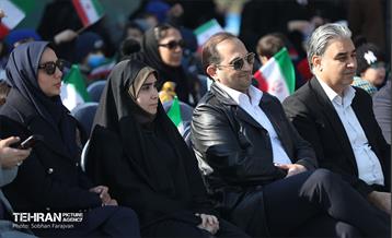 پنجره‌ای رو به آسمان آبی در منطقه 3 15