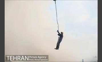 این مرد آتش نشان است 2