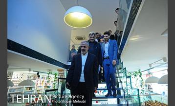 کتابگردی پیروز حناچی سرپرست شهرداری تهران در روز کتاب 41