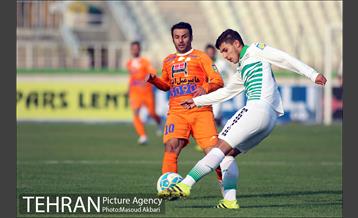 دیدار تیم های فوتبال سایپا تهران و ذوب آهن اصفهان