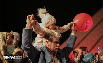 مدال افتخار انقلاب بر گردن برج آزادی 32