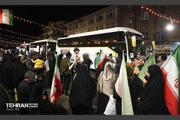 آیین بدرقه زائر اولی‌ها به‌ سوی عتبات عالیات در میدان انقلاب 37