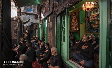 لوی منبر و تمام صحن تکیه سادات اخوی زنان حضور داشتند و مردان در ایوان‌های دو طرف تکیه مستقر شده بودند بنابراین جمعیت زنان حاضر چند برابر مردان حاضر در تکیه بود.