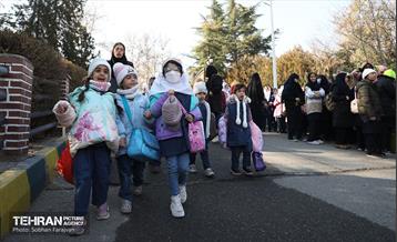 پنجره‌ای رو به آسمان آبی در منطقه 3 33