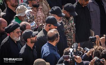 مراسم اقامه نماز بر پیکر آقای شهید ایران 25