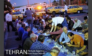 افطاری ساده در پایانه تاکسیرانی صادقیه 14