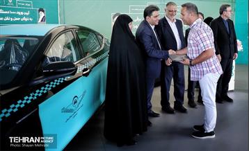 آیین ورود ۱۰۰۰ دستگاه تاکسی برقی به ناوگان حمل و نقل عمومی شهر تهران 12
