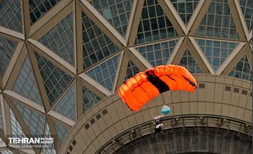 پرش چتربازان از برج میلاد تهران 25