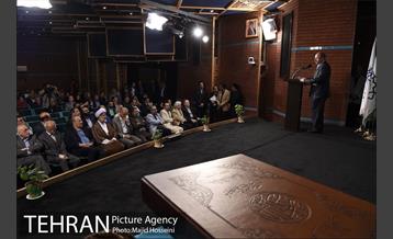 دیدار شهردار تهران با هنرمندان و رونمایی از قرآن خطی 21