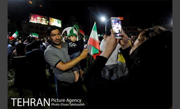 شادی مردم تهران پس از صعود تیم ملی فوتبال به جام جهانی 17