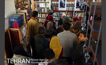 رونمایی و جشن امضای کتاب خانه ای با شیروانی قرمز در نشر ثالث‎ 21