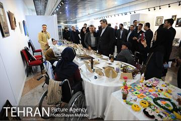 بازدید شهردار تهران از نمایشگاه دستاوردهاى هنرى زنان هنرمند داراى معلولیت 3
