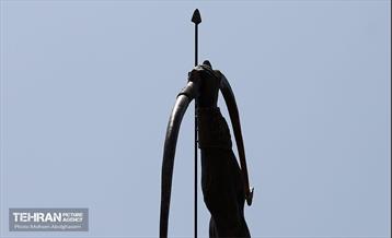 رونمایی از مجسمه آرش کمانگیر در میدان ونک 13