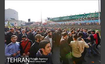 حضور شهردار تهران در راهپیمایی با مترو 10