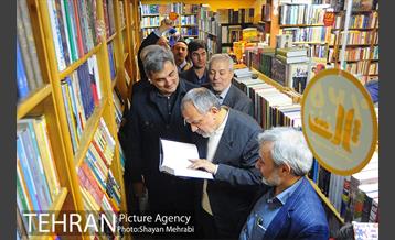 کتابگردی پیروز حناچی سرپرست شهرداری تهران در روز کتاب 49