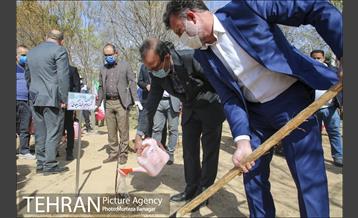 آیین بهره برداری از باغ راه شهدای مدافع سلامت 15