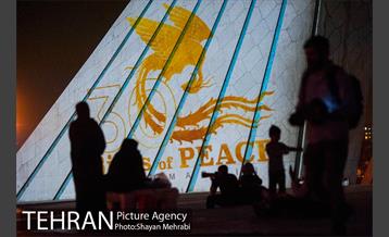 سمفونی نور سیمرغ صلح بر روی برج آزادی 10