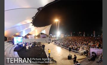 اجرای خیابانی محمد معتمدی و ارکستر سازهای ملی ایران در بوستان آب و آتش 36