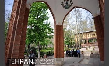 رویش گل های لاله در باغ ایرانی 13