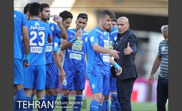 دیدار تیم‌های فوتبال استقلال و پدیده 19