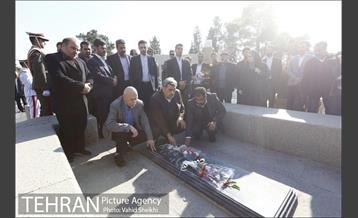 زیارت شهردار تهران از قبور شهدای دفاع مقدس 10