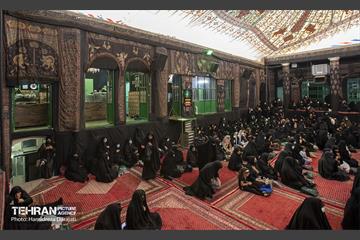 ساسا محوریت مراسم تکیه سادات اخوی با زنان است، رسم دیگری که در تکیه سادات اخوی وجود دارد پذیرایی از عزاداران با نان قندی و چای در بیرون از حسینیه با گرداندن سینی برای حاضران در جمع است.