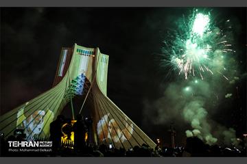 مدال افتخار انقلاب بر گردن برج آزادی 17