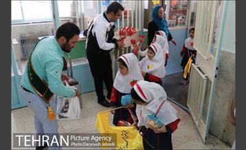 اهدای هدایای ویژه به دانش آموزان دبستان دخترانه شهید خوشنویسان 14